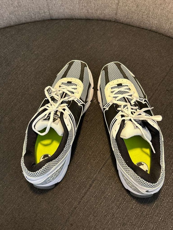 Nike Men’s Black, White & Gray Mesh Running Sneakers main image 5